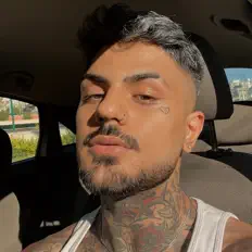 Poslechněte si interpreta Foy, sledujte hudební videa, přečtěte si životopis, podívejte se na data turné a další informace.