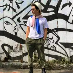 Poslechněte si interpreta pedram, sledujte hudební videa, přečtěte si životopis, podívejte se na data turné a další informace.