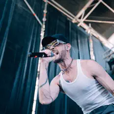 Leby을(를) 듣고, 뮤직 비디오를 보고, 약력을 읽고, 투어 일정 등을 확인하세요!