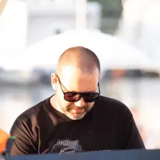 聆聽 Stefano Albanese、觀看音樂影片、閱讀小傳、查看巡演日期等！