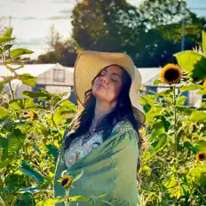 Écoutez Miss Bee, regardez des vidéoclips, lisez la biographie, consultez les dates de tournée et plus encore !