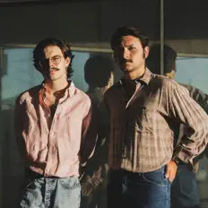 Poslechněte si interpreta Niños Perdidos, sledujte hudební videa, přečtěte si životopis, podívejte se na data turné a další informace.