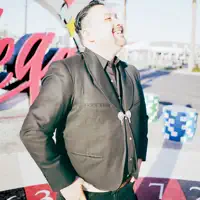 undefined을(를) 듣고, 뮤직 비디오를 보고, 약력을 읽고, 투어 일정 등을 확인하세요!