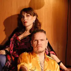 聆聽 Little Lies、觀看音樂影片、閱讀小傳、查看巡演日期等！