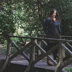 Poslechněte si interpreta Emma Mould, sledujte hudební videa, přečtěte si životopis, podívejte se na data turné a další informace.