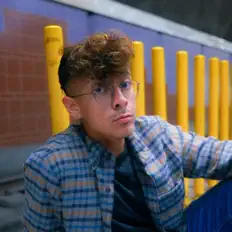 收听 JR、观看音乐视频、阅读小传、查看巡演日期等 ！