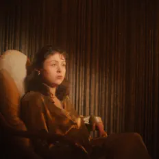 聆聽 Désirée、觀看音樂影片、閱讀小傳、查看巡演日期等！