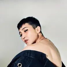 Kenlishを聴いたり、ミュージックビデオを鑑賞したり、経歴やツアー日程などを確認したりしましょう！