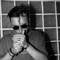 Samitov을(를) 듣고, 뮤직 비디오를 보고, 약력을 읽고, 투어 일정 등을 확인하세요!