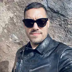 Socialbends을(를) 듣고, 뮤직 비디오를 보고, 약력을 읽고, 투어 일정 등을 확인하세요!