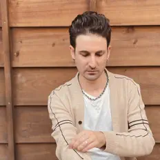 收听 Divyns、观看音乐视频、阅读小传、查看巡演日期等 ！