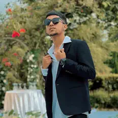 Hör dir Navin K an, schau dir Musikvideos an, lies die Biografie, finde Tourdaten und mehr!