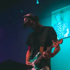 Just Ericを聴いたり、ミュージックビデオを鑑賞したり、経歴やツアー日程などを確認したりしましょう！