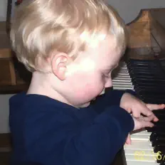 收听 Lumini、观看音乐视频、阅读小传、查看巡演日期等 ！