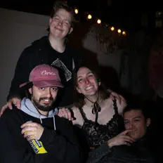 Dengarkan Uncle Pizza, tonton video musik, baca bio, lihat tanggal tur & lainnya!