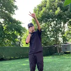 Poslechněte si interpreta JB, sledujte hudební videa, přečtěte si životopis, podívejte se na data turné a další informace.