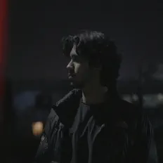 聆聽 Kashh、觀看音樂影片、閱讀小傳、查看巡演日期等！