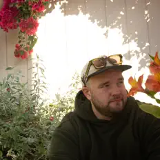 Escucha a LOWAGAIN, mira vídeos musicales, lee la biografía, consulta fechas de giras y mucho más.