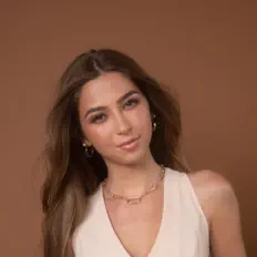 聆聽 Evanthia、觀看音樂影片、閱讀小傳、查看巡演日期等！