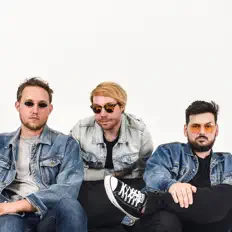 Poslechněte si interpreta Paperbirds, sledujte hudební videa, přečtěte si životopis, podívejte se na data turné a další informace.