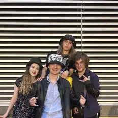 收听 Neon Detour、观看音乐视频、阅读小传、查看巡演日期等 ！