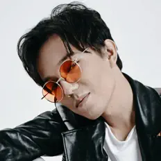 Dimash Qudaibergen सुनें, म्यूज़िक वीडियो देखें, बायो पढ़ें, दौरे की तारीखें और बहुत कुछ देखें!