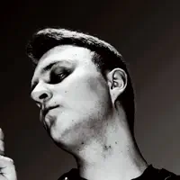 Ascolta undefined, guarda video musicali, leggi la biografia, vedi le date del tour & altro!