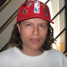 Poslechněte si interpreta JUJU!, sledujte hudební videa, přečtěte si životopis, podívejte se na data turné a další informace.