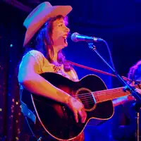 Poslechněte si interpreta undefined, sledujte hudební videa, přečtěte si životopis, podívejte se na data turné a další informace.