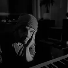 Hythumを聴いたり、ミュージックビデオを鑑賞したり、経歴やツアー日程などを確認したりしましょう！