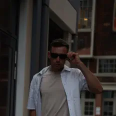 Ascolta Makarenko, guarda video musicali, leggi la biografia, vedi le date del tour & altro!
