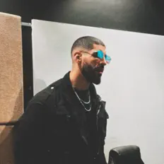 Yas-R을(를) 듣고, 뮤직 비디오를 보고, 약력을 읽고, 투어 일정 등을 확인하세요!