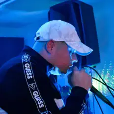 聆聽 Ma kapone、觀看音樂影片、閱讀小傳、查看巡演日期等！