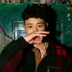 Poslechněte si interpreta Toraji, sledujte hudební videa, přečtěte si životopis, podívejte se na data turné a další informace.