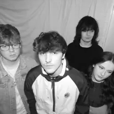 Poslechněte si interpreta Synthetics, sledujte hudební videa, přečtěte si životopis, podívejte se na data turné a další informace.