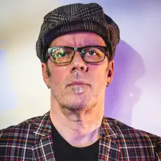Andrew T Mackayを聴いたり、ミュージックビデオを鑑賞したり、経歴やツアー日程などを確認したりしましょう！