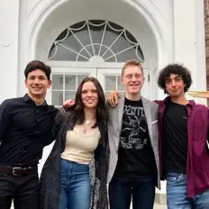 Écoutez Waiting On Mom, regardez des vidéoclips, lisez la biographie, consultez les dates de tournée et plus encore !