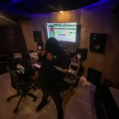 BIG Boosを聴いたり、ミュージックビデオを鑑賞したり、経歴やツアー日程などを確認したりしましょう！