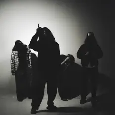 BETWEEN US AND THEMを聴いたり、ミュージックビデオを鑑賞したり、経歴やツアー日程などを確認したりしましょう！