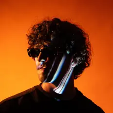 聆聽 Laze、觀看音樂影片、閱讀小傳、查看巡演日期等！