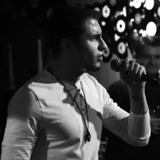 Crimson Tigersを聴いたり、ミュージックビデオを鑑賞したり、経歴やツアー日程などを確認したりしましょう！