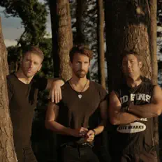 聆聽 Firekind、觀看音樂影片、閱讀小傳、查看巡演日期等！