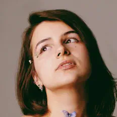 FAVIA सुनें, म्यूज़िक वीडियो देखें, बायो पढ़ें, दौरे की तारीखें और बहुत कुछ देखें!