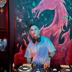 Antra सुनें, म्यूज़िक वीडियो देखें, बायो पढ़ें, दौरे की तारीखें और बहुत कुछ देखें!