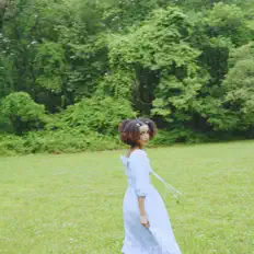 聆聽 Helen、觀看音樂影片、閱讀小傳、查看巡演日期等！