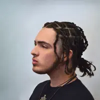 undefinedを聴いたり、ミュージックビデオを鑑賞したり、経歴やツアー日程などを確認したりしましょう！