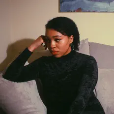 Hör dir Eloi an, schau dir Musikvideos an, lies die Biografie, finde Tourdaten und mehr!