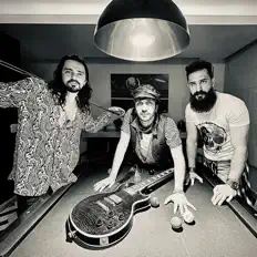 Escucha a Skyward, mira videos musicales, lee su biografía, consulta las fechas de las gira y más.