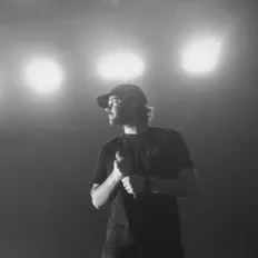 Hör dir Kareem Kateb an, schau dir Musikvideos an, lies die Biografie, finde Tourdaten und mehr!