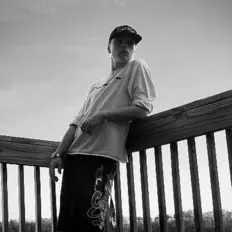 Poslechněte si interpreta FYV Drew, sledujte hudební videa, přečtěte si životopis, podívejte se na data turné a další informace.